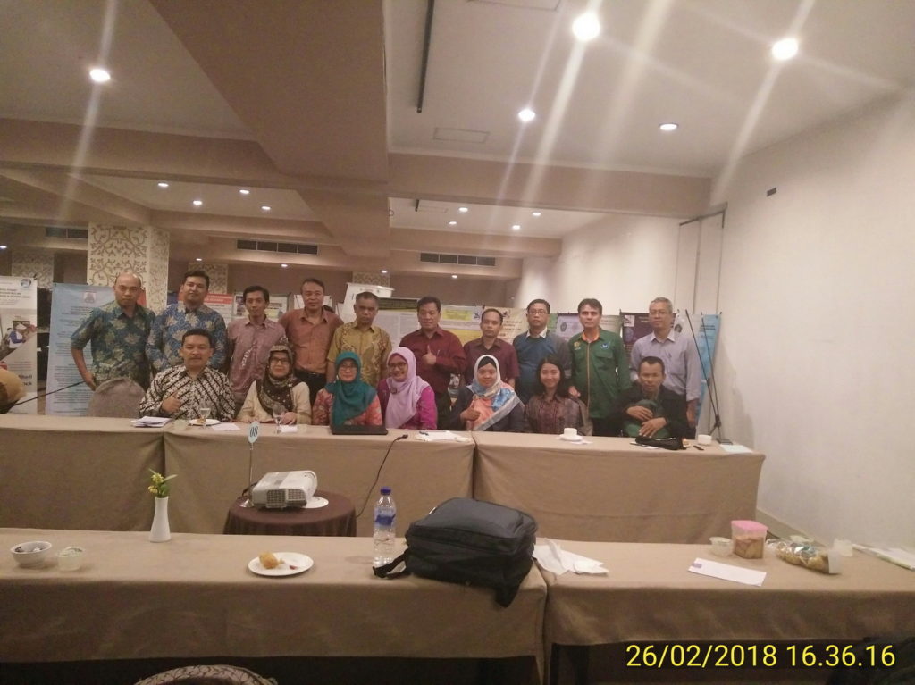 Seminaris Kelompok 8 dengan Pembahas Dr. Eduardus Bimo Aksono H. dari Unair Surabaya